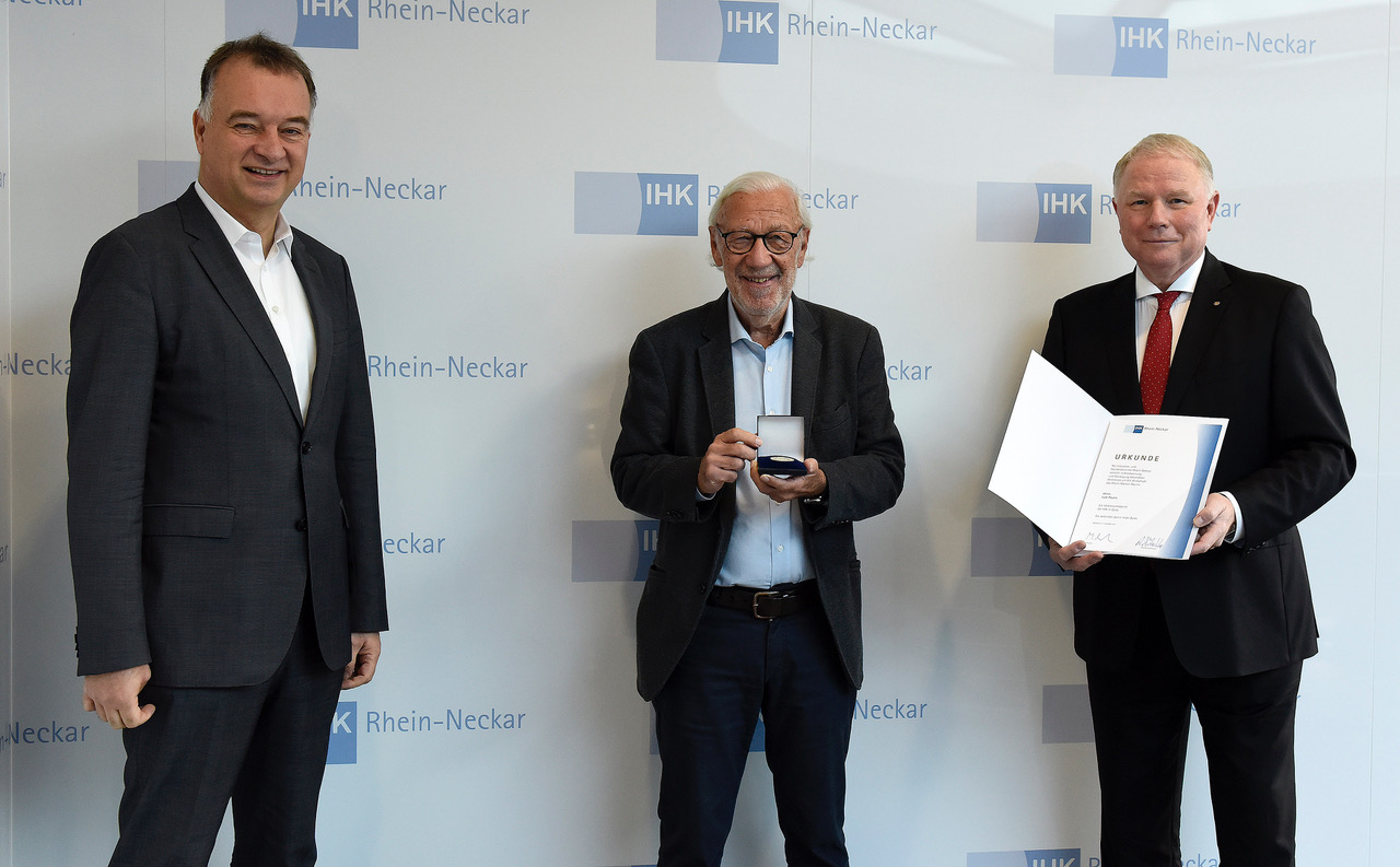 211122 IHK Presseinfo Ehrung Lutz Pauels 002